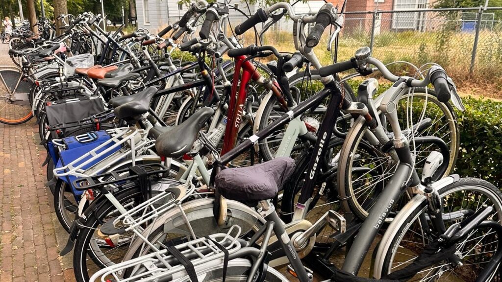 Volle fietsenrekken op het buitenterrein van de Mariastichting.