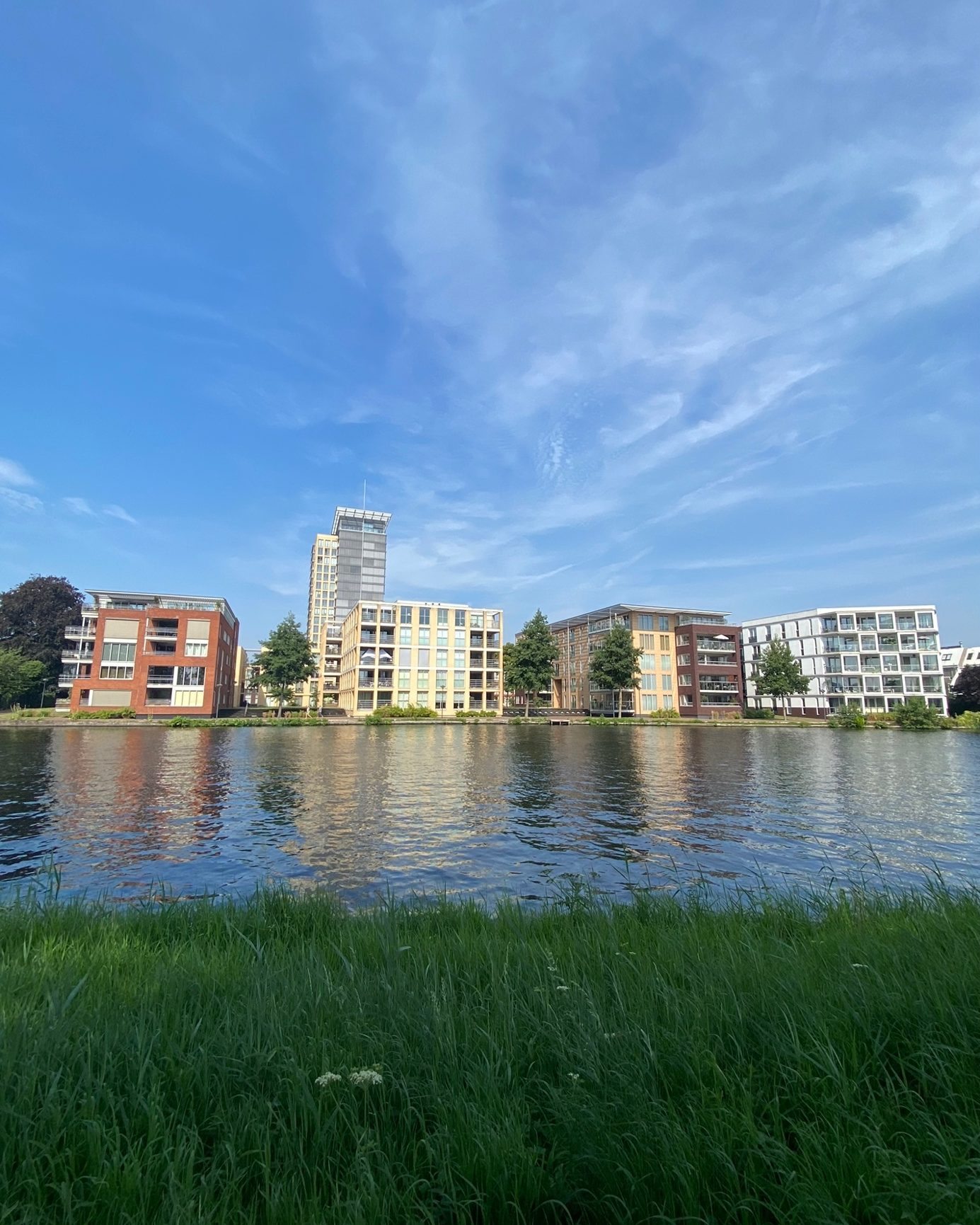 De woongebouwen van de Mariastichting aan het Spaarne, gezien vanaf de overkant van het water.