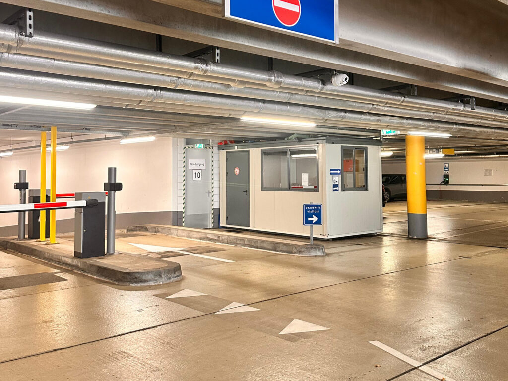 Het kantoor van de APS-beheerder in de parkeergarage op parkeerdek -1, naast de slagbomen.