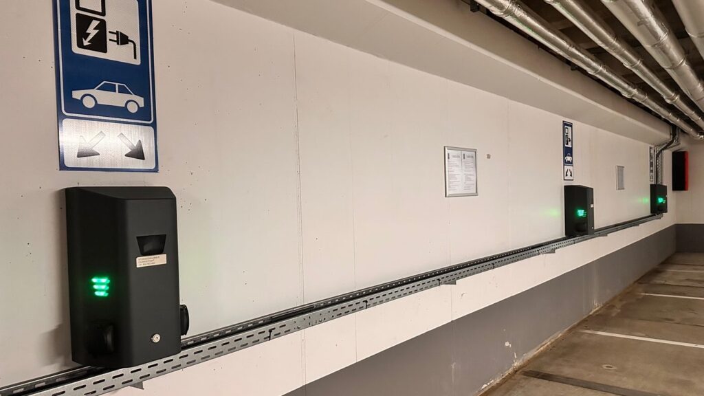 Laadpunten voor elektrische auto's aan de wand in de parkeergarage.