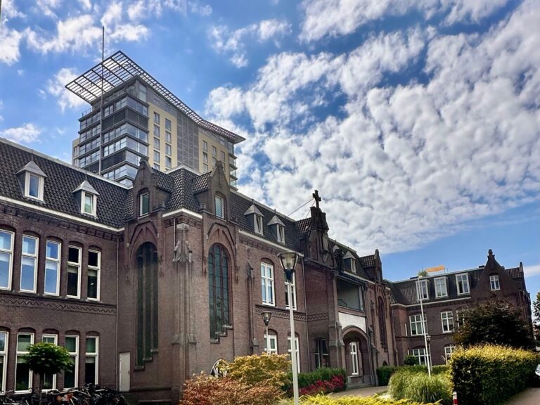 Het historische hoofdgebouw van de Mariastichting met de woontoren erachter.