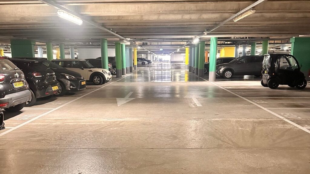 Rijbaan met parkeervakken in de parkeergarage van de Mariastichting.